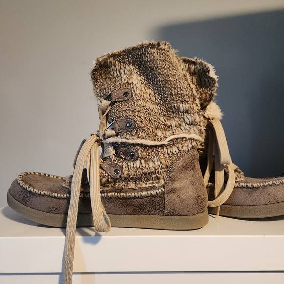 Womens lace up boots - Picture 2 of 3